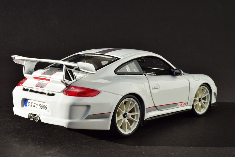 Illustration for article titled RennSport Battle: 997 911 GT3 RS 4.0, AUTOart v. Bburago